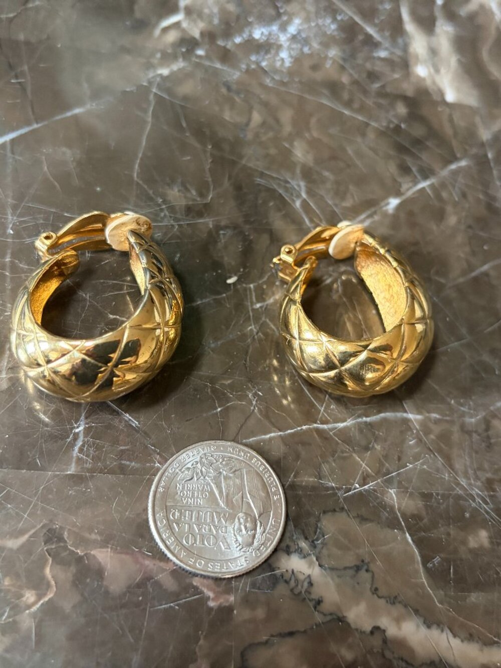 Gold-tone fashion/costume earring